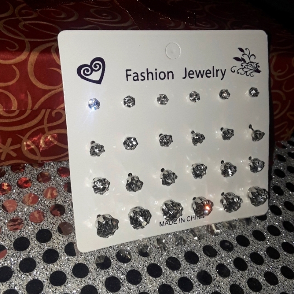 Beautiful multiple size rhinestone earrings (fashion jewelry)